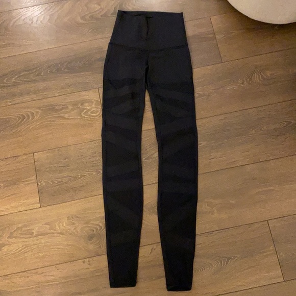 Wunder Under Tech Mesh Leggings - Picture 3 of 8